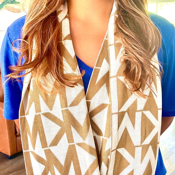 NWOT Michael Kors Unisex Infinity Scarf in Tan & Cream - Picture 7 of 8